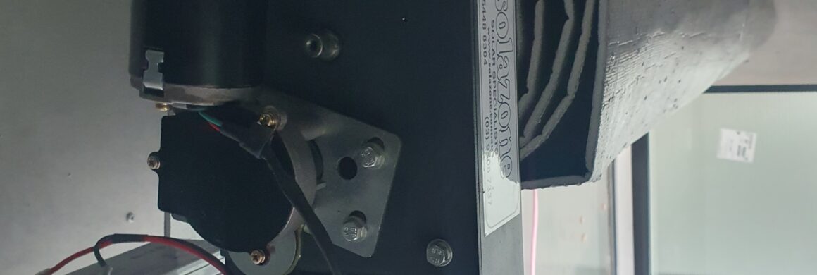 Solazone electric wall-mount pool rolle